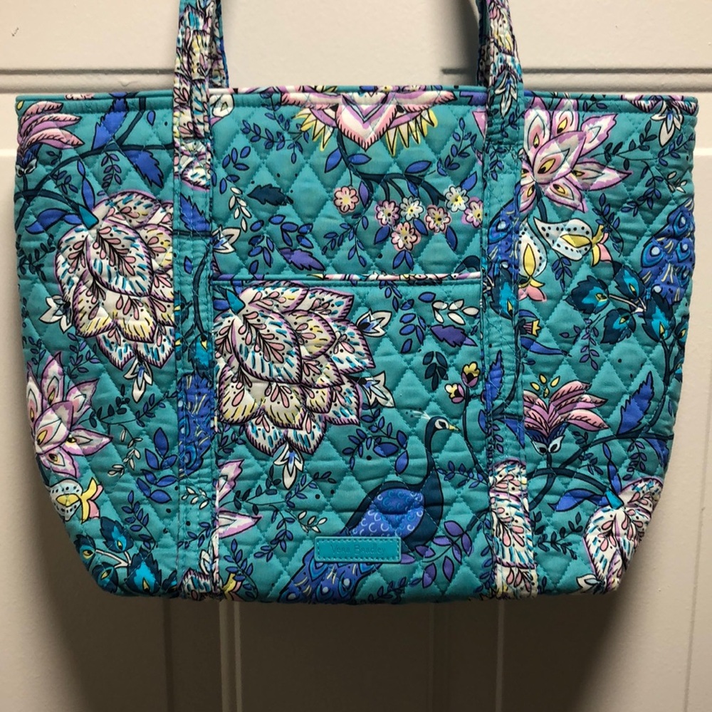 Vera Bradley small Vera tote ,peacock garden EUC